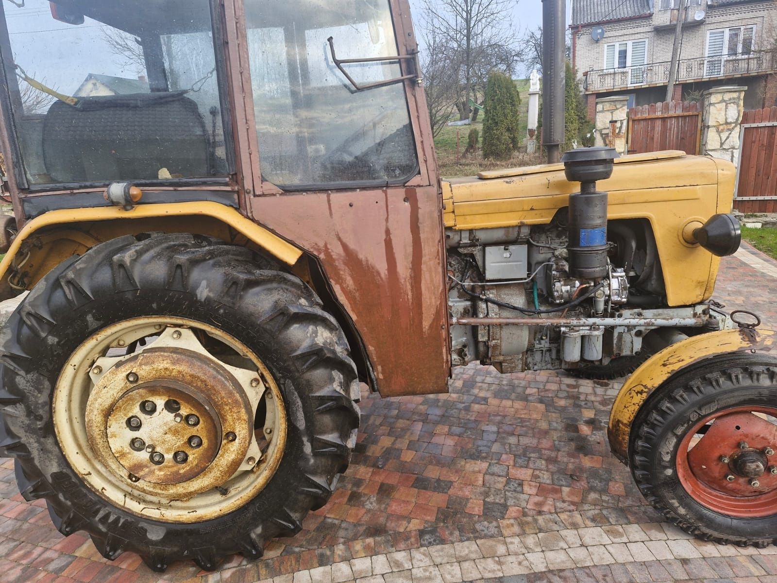 Traktor c330 z  kabiną