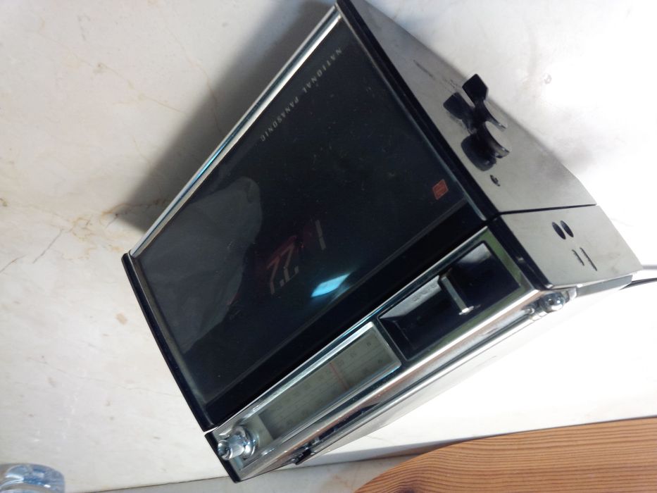Radio Panasonic antigo a funcionar