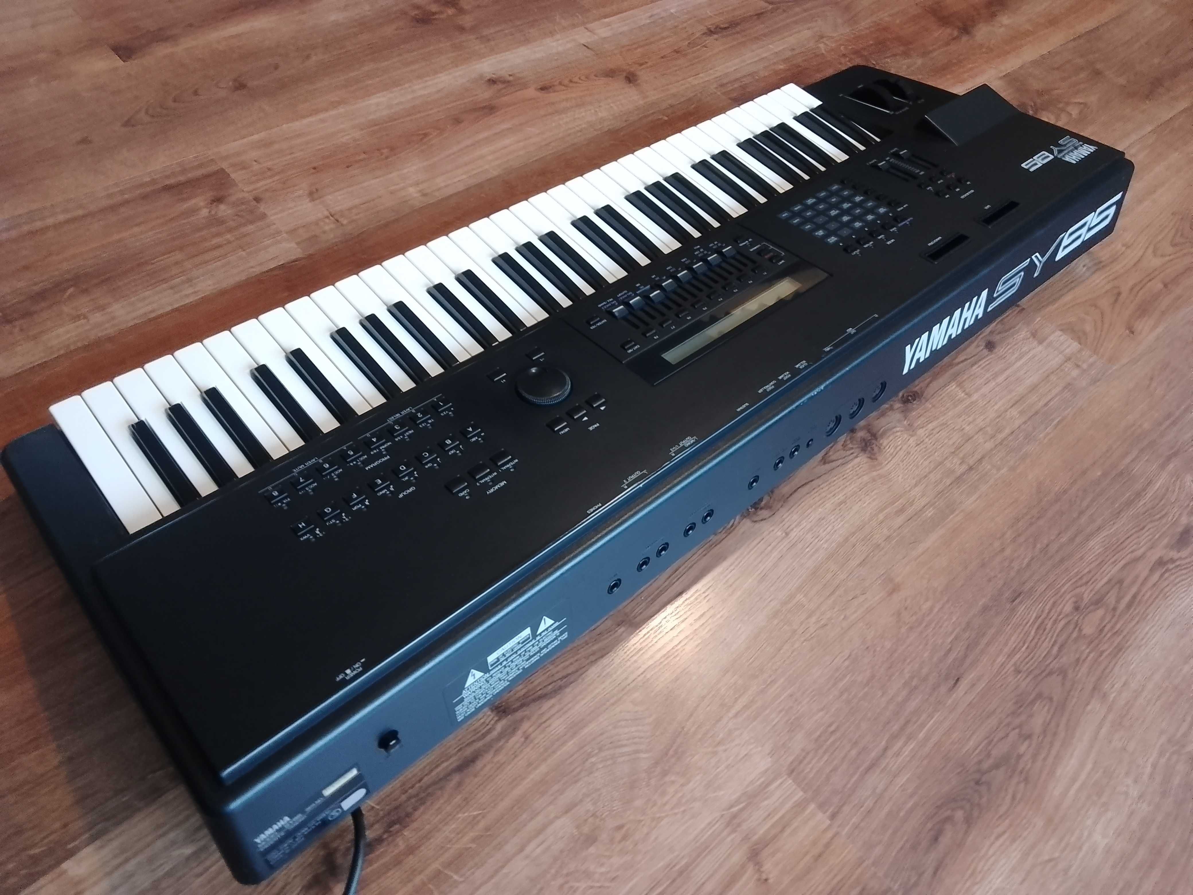 Yamaha SY 85 piękny stan