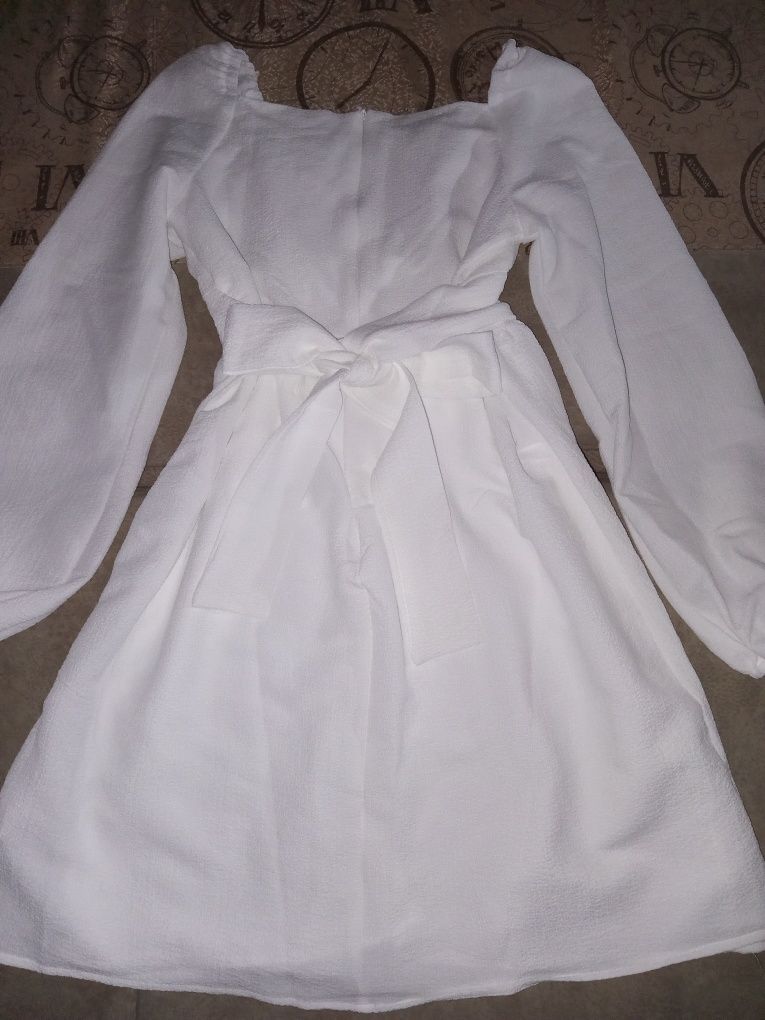 Платье  белое нарядное