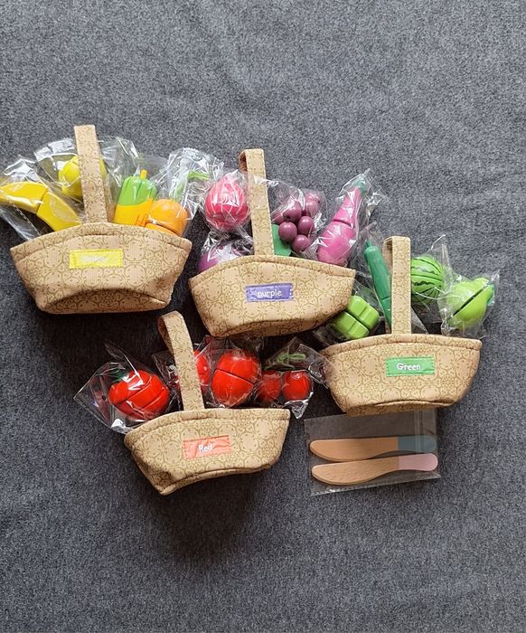 Zestaw drewnianych owoców i warzyw z koszyczkami do sortowania kolorów