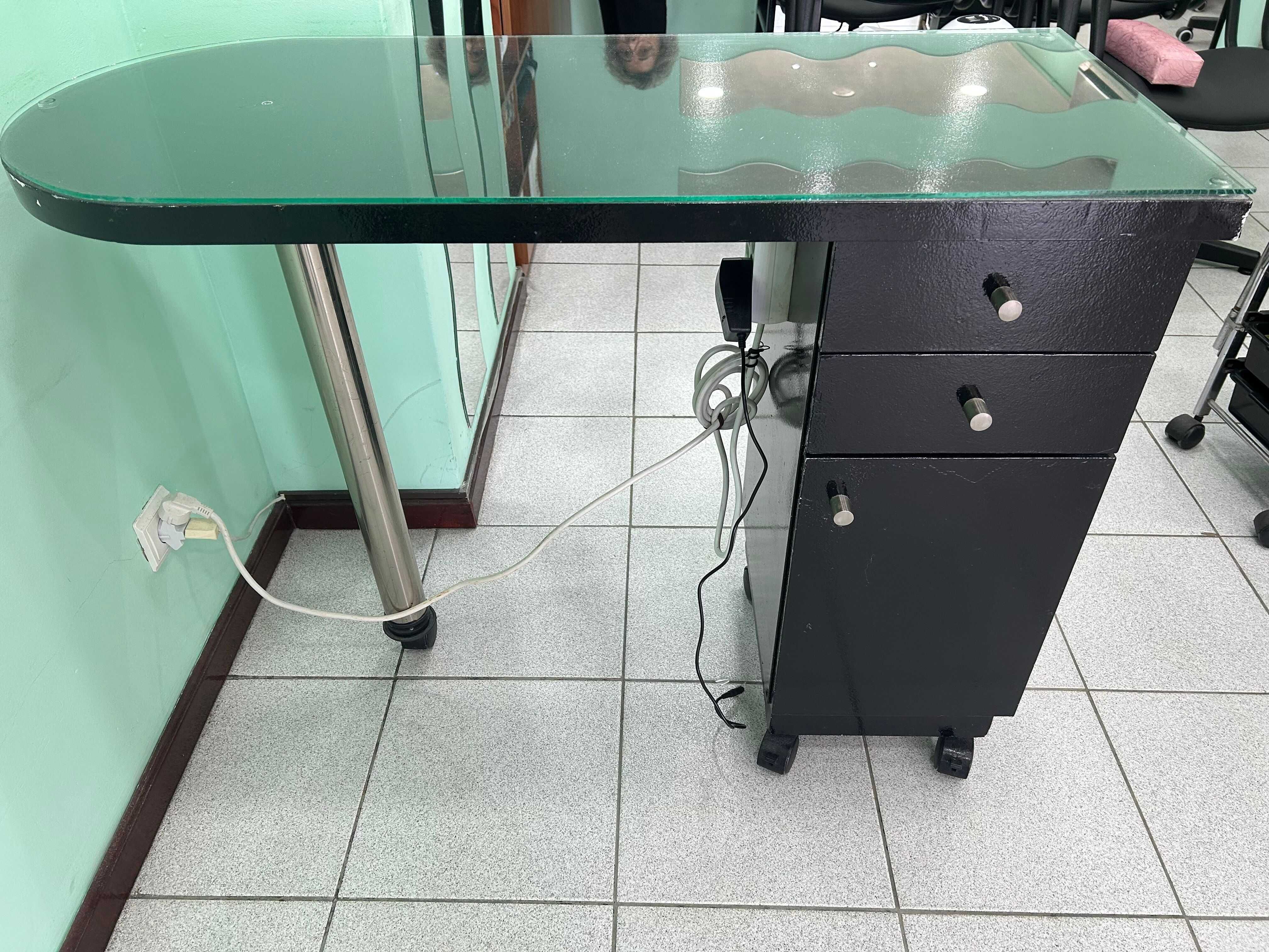 Mesa com tampo em vidro