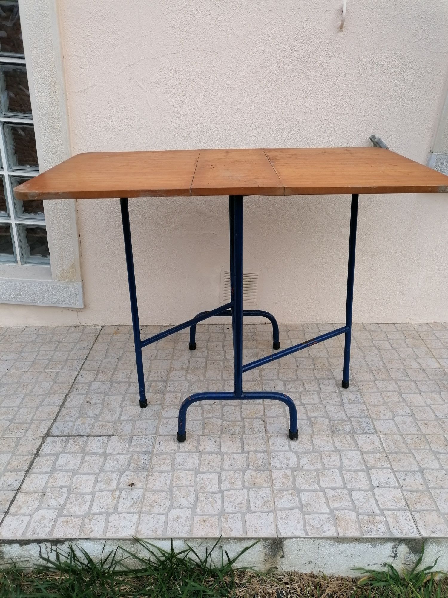 Mesa de cozinha com estrutura de ferro
