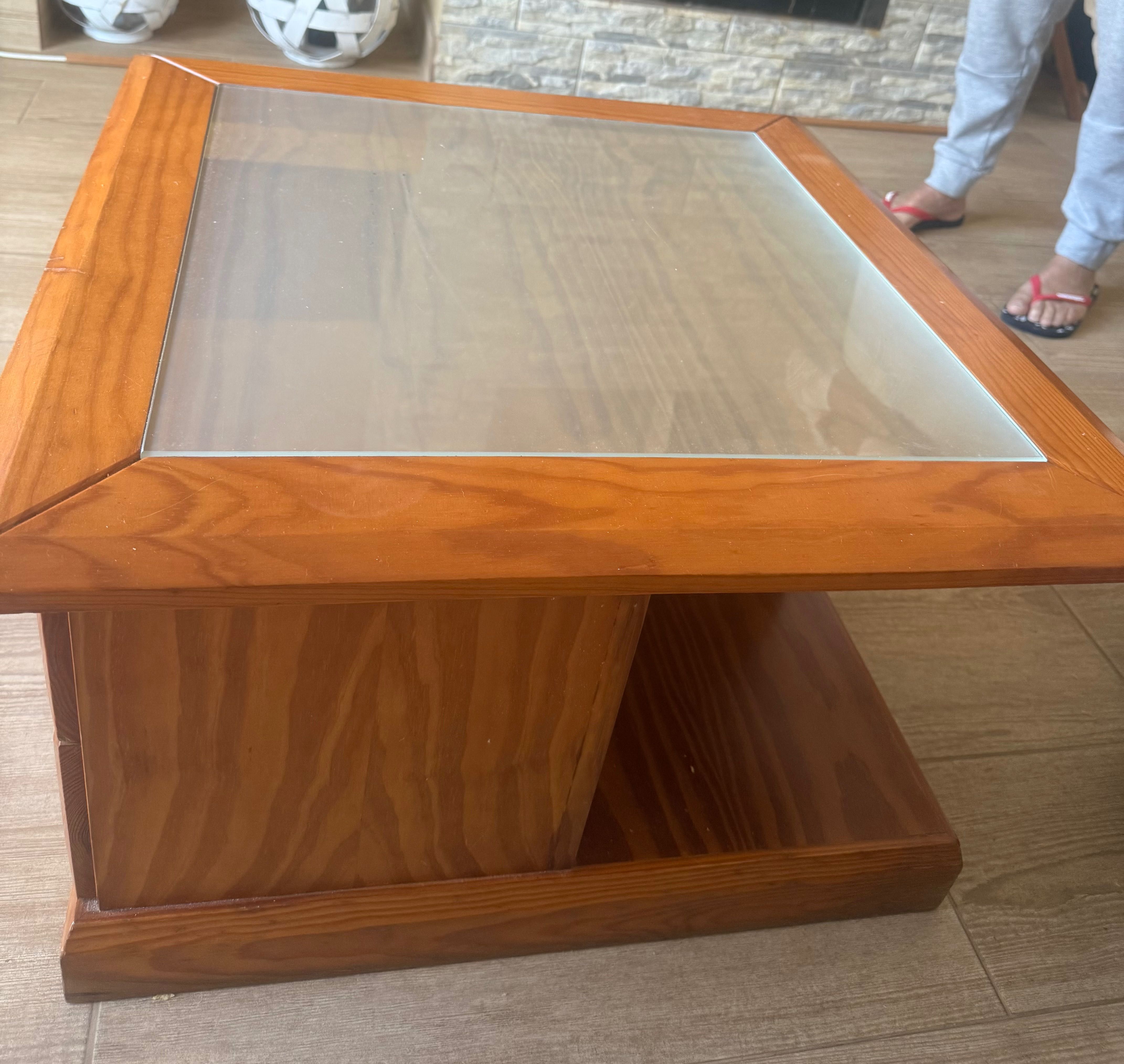 Mesa de centro em Madeira