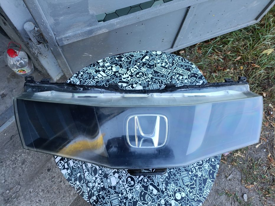 Продам решетку радиатора на honda civic 5 d