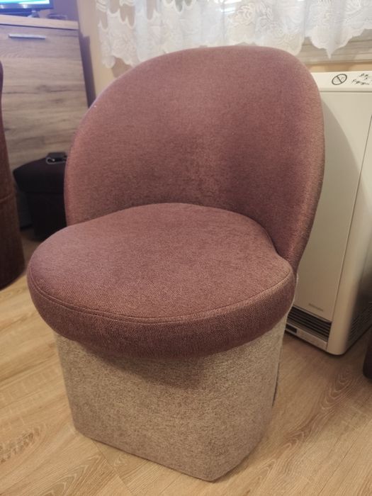 Dwie pufy z oparciem w b.dobrym stanie, do negocjacji