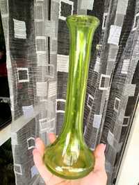 Zielony smukły wazonik szklany