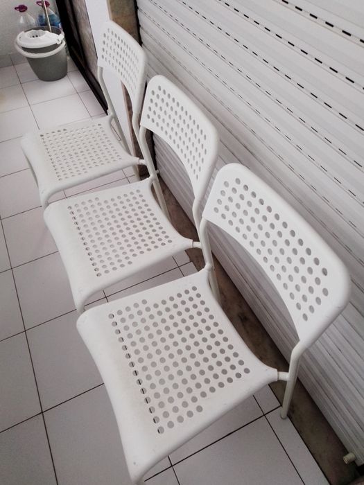 1 Mesa em PVC, 2 Bancos desdobráveis e 3 Cadeiras em PVC