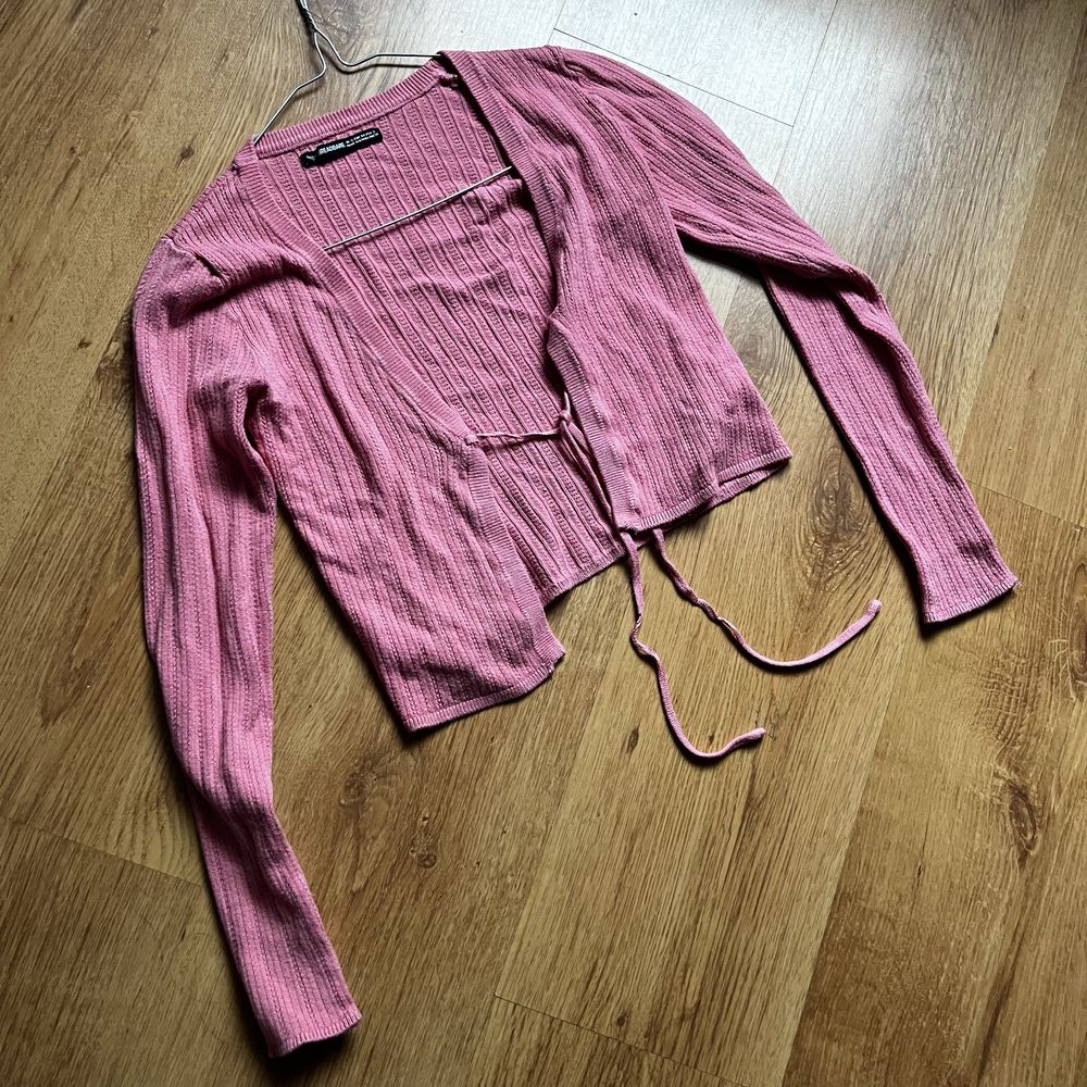 różowy uroczy sweterek wiązany na długi rękaw crop top Theradbare