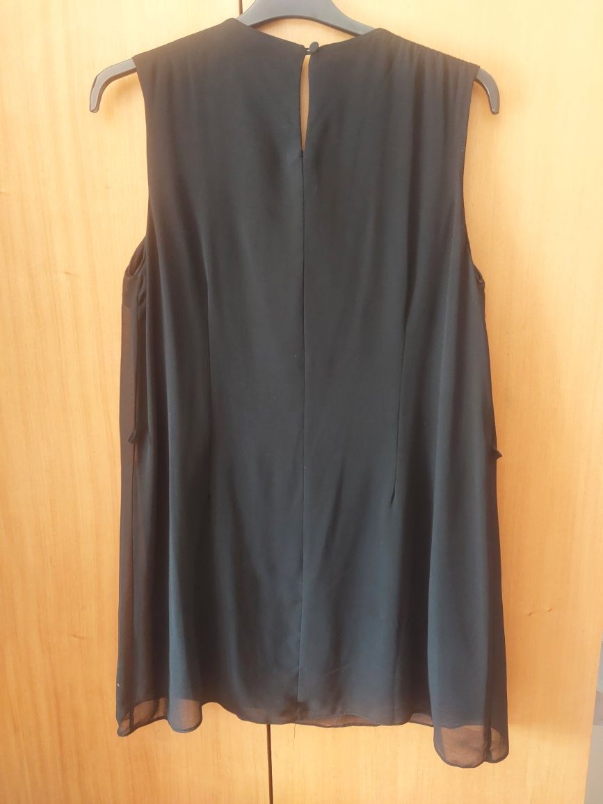 Vestido preto com aplicações