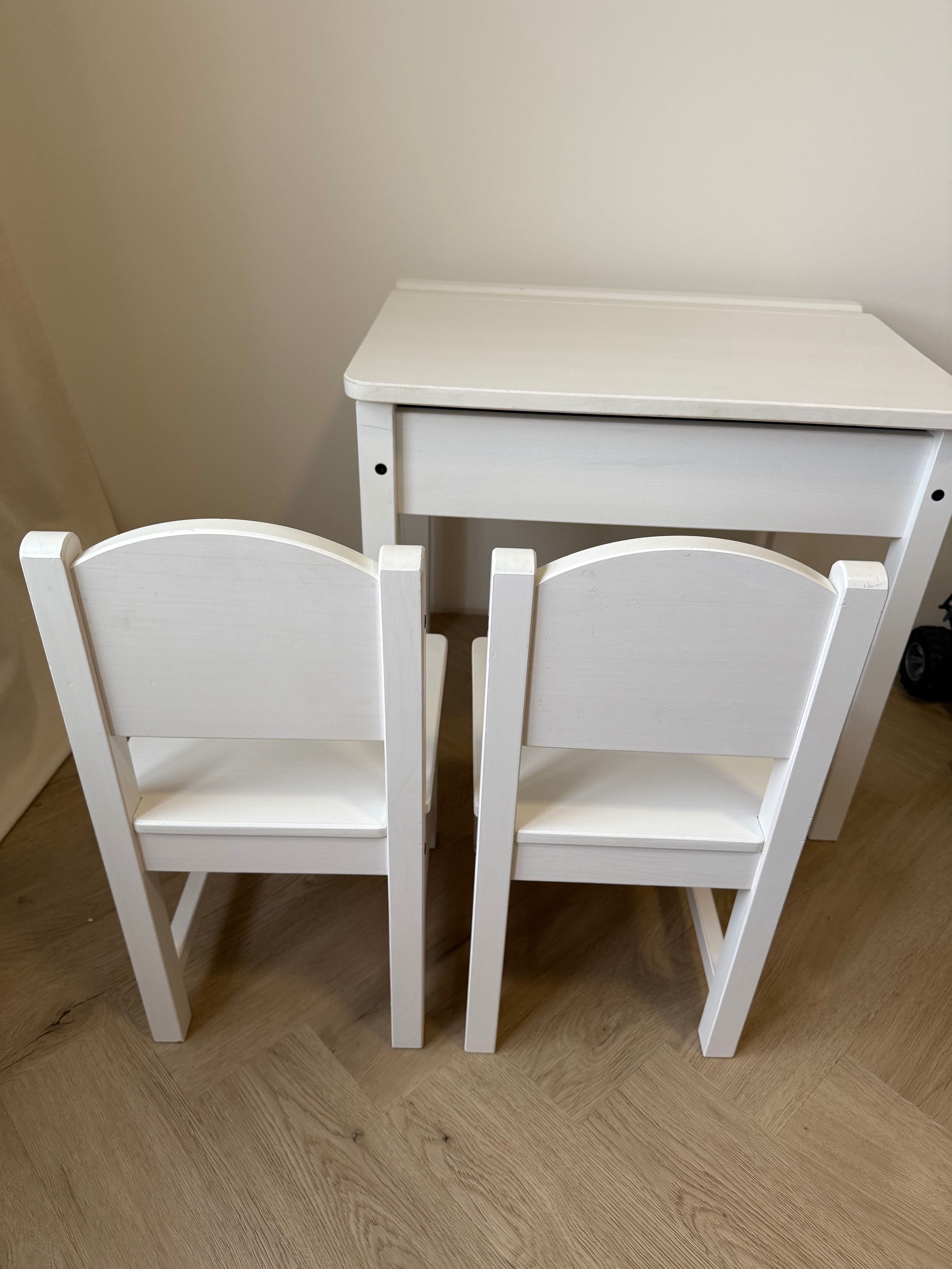 Ikea sundvik biurko dziecięce i dwa krzesełka