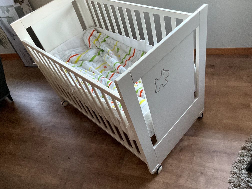 Berço Trama (colchão e roupa de cama de oferta)