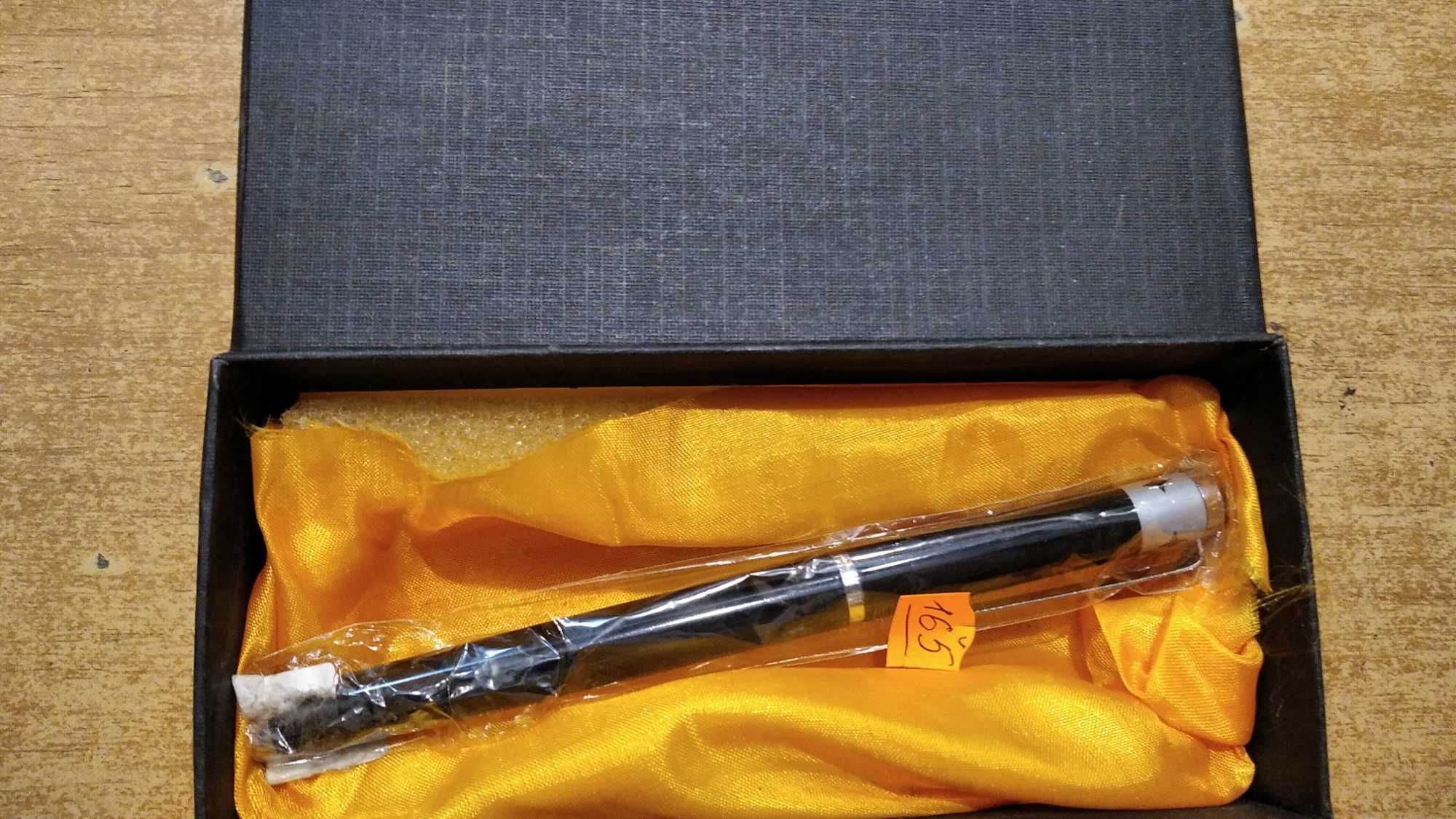 Ручка в подарочной коробке, ручка для подписи важных документов.Новая!