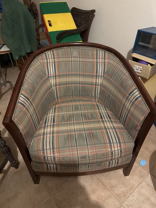 Cadeirão em tecido  e madeira