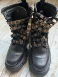 Botas praticamente novas , também: 39, pretas com brilhantes dourados