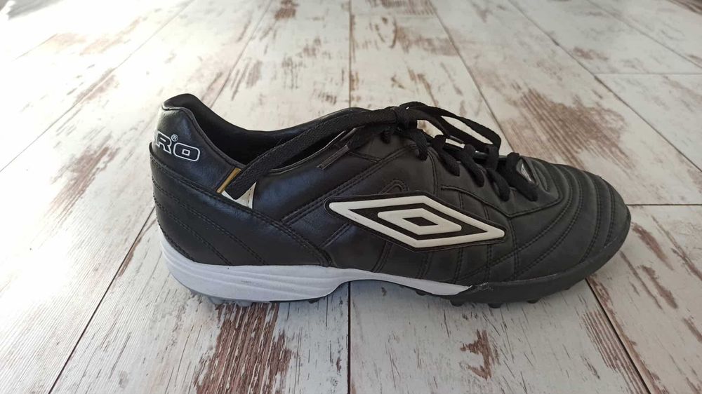 Umbro 47 - Nowe buty piłkarskie. Wygodne korki do grania w piłkę