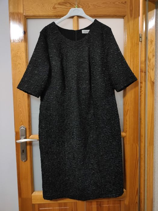 Damska elegancka sukienka czarna tłoczona z krótkim rękawem, r. 52/54