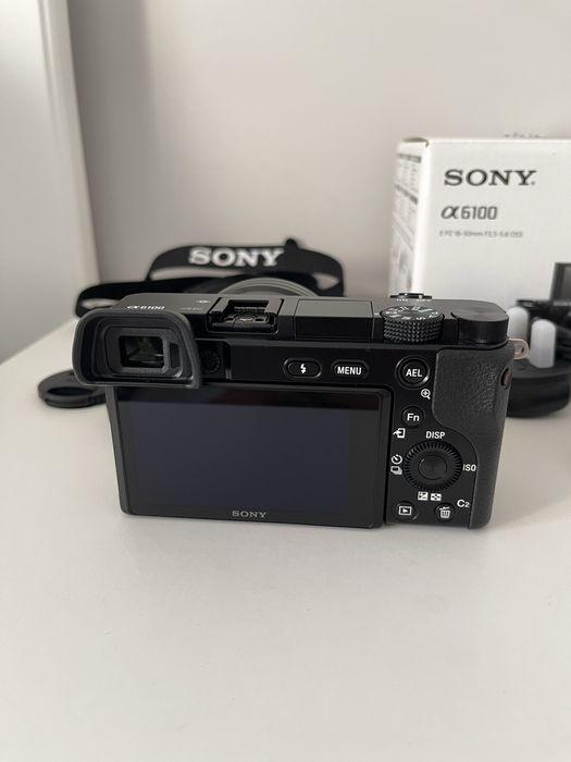 Sony a6100 + 16-50mm + karta pamięci + 3 chusteczki