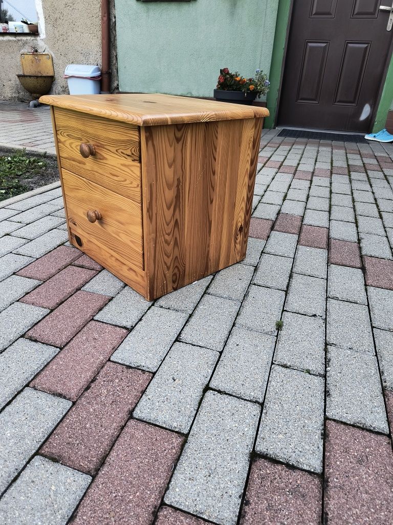 Sprzedam sosnową szafkę nocną.