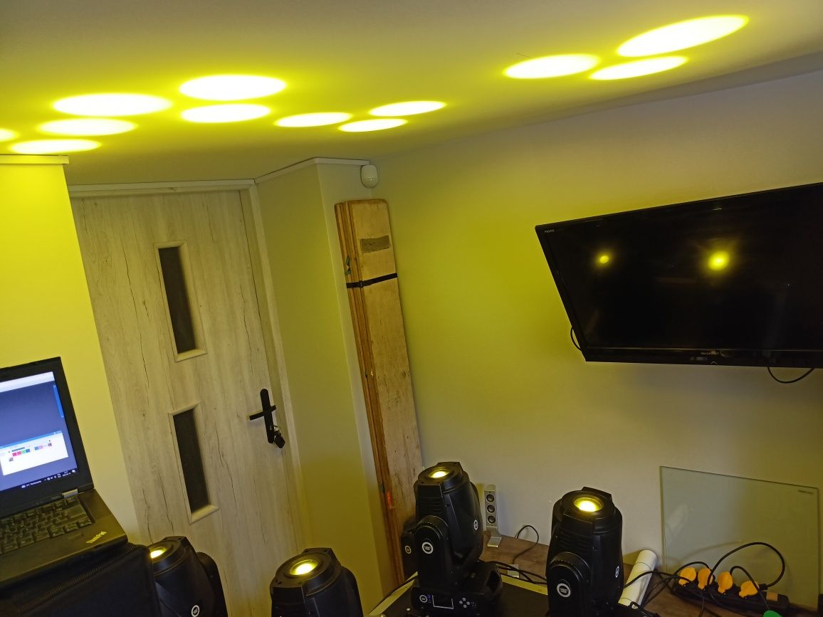 4x ruchoma głowa Light4me Moving spot 90+ uchwyty + jedna na części