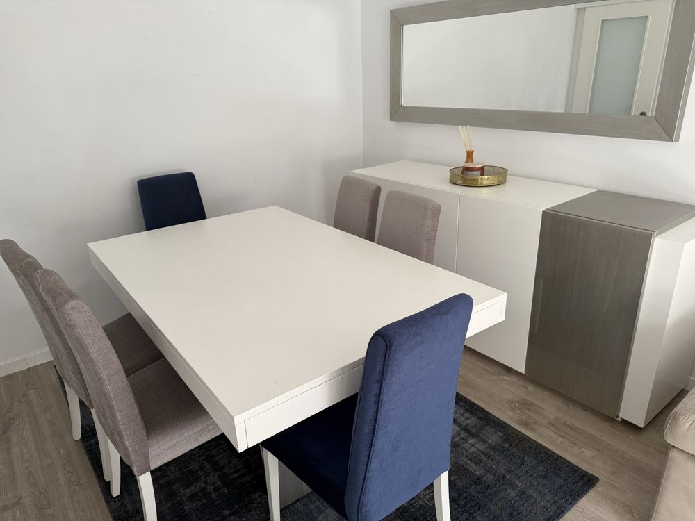 Conjunto: mesa de jantar extensível e 6 cadeiras