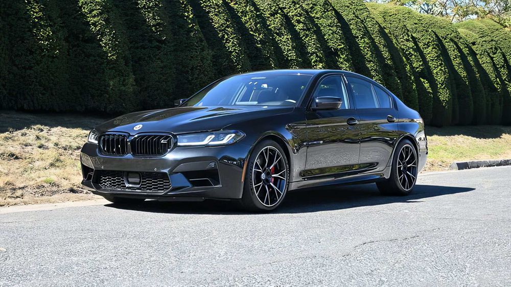 BMW M5      2023