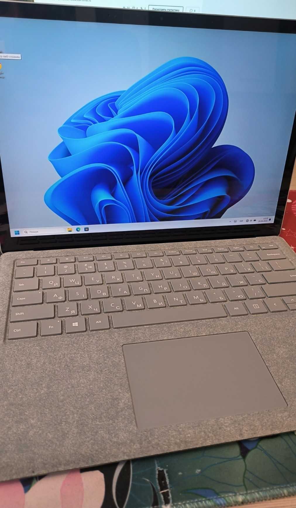 Продам Microsoft Surface Laptop 2 13.5" - Intel i7,16gb RAM,512gb SSD