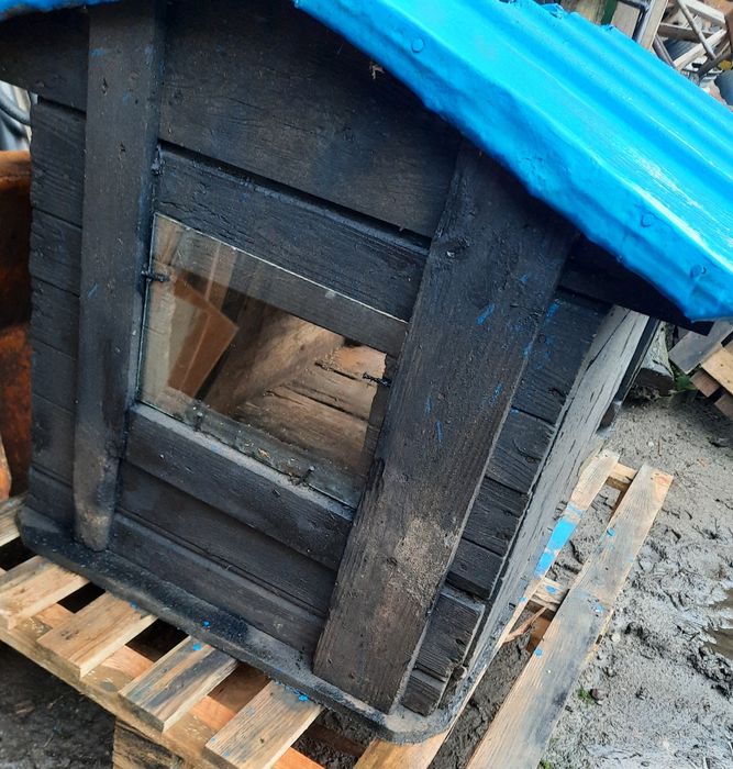 Buda dla psa z okienkiem