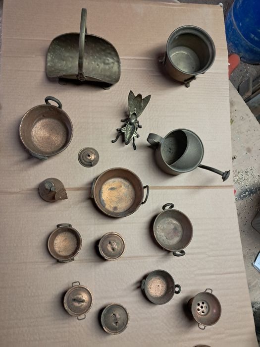 Peças antigas em tamanho pequeno.