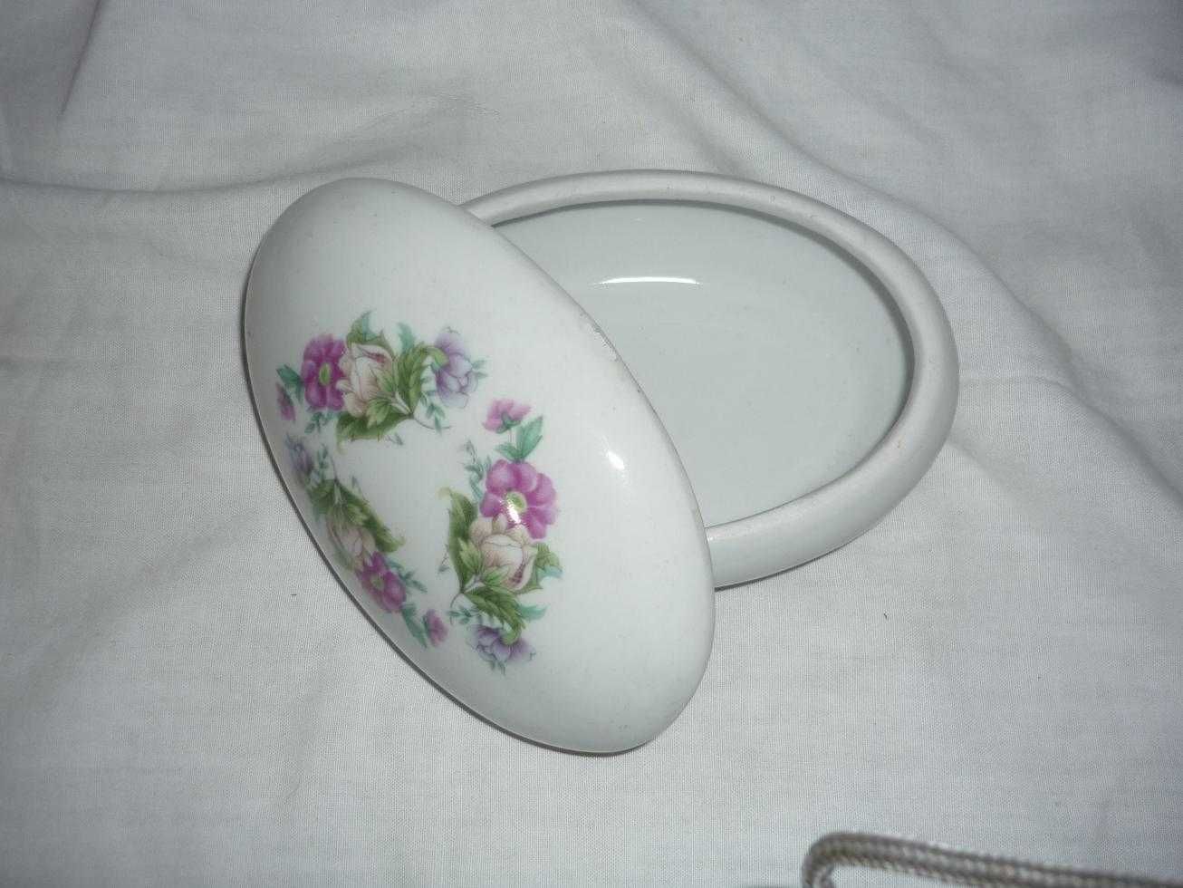 Caixa oval em porcelana antiga