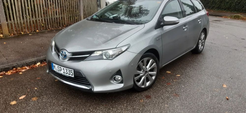 Toyota Auris Toyota Auris 1.8 VVT-i Hybrid Strart Edition  pakiet chrom