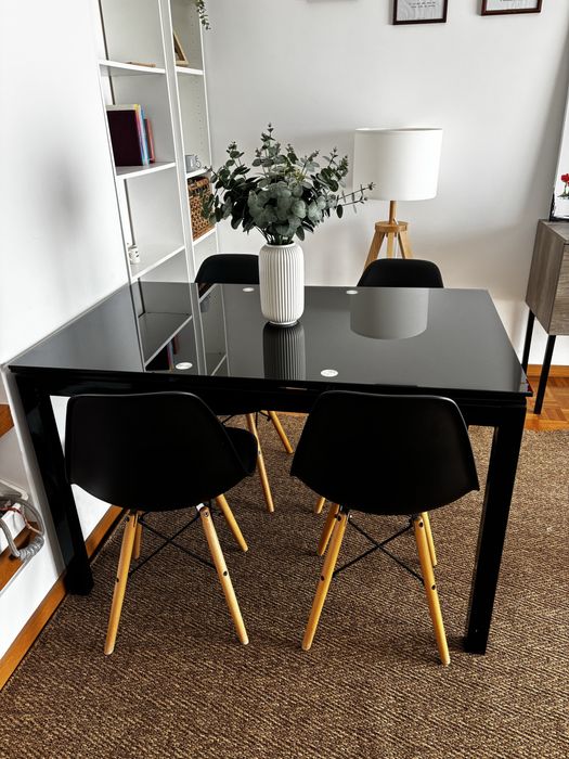 Mesa extensivel de vidro e cadeiras