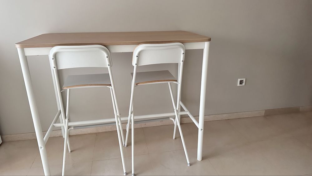 Mesa alta IKEA com 2 cadeiras – como nova