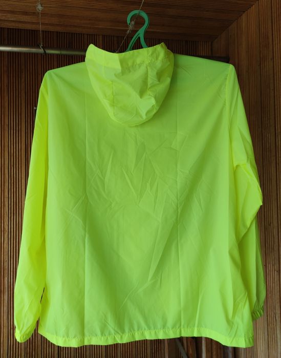 Куртка вітровка яскрава з капюшоном, нова, легка, спортивна, крута!