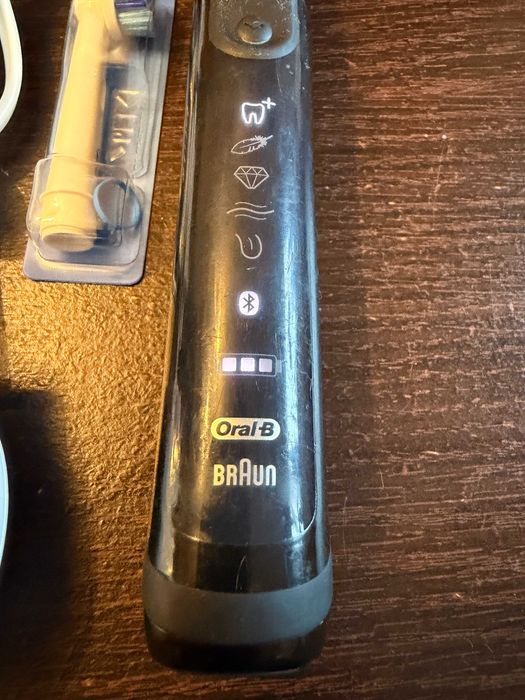 Szczoteczka Oral-B Genius + ładowarka + końcówka