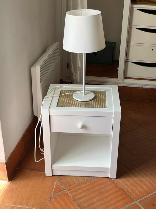 Mesa de cabeceira branca lacada com tampo com palhinha e vidro