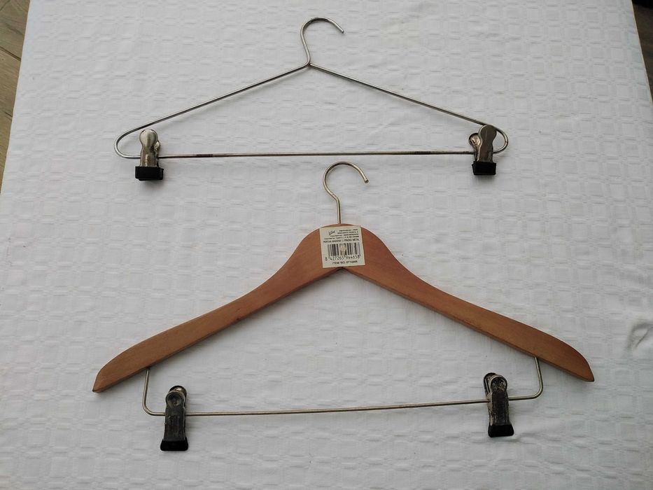 Dois Cabides, um em metal, outro em madeira