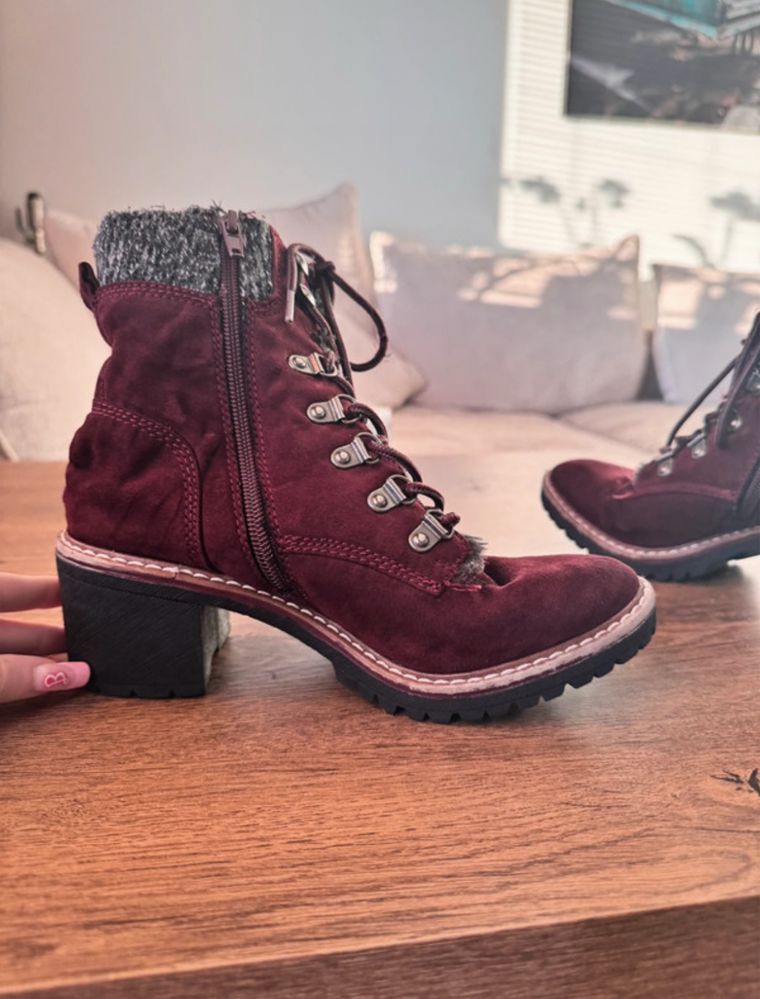 Bordowe buty na obcasie