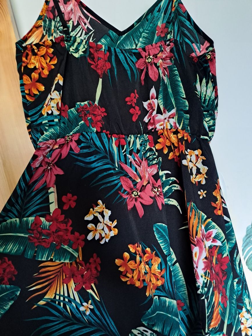 Sukienka w liscie tropikalny wzór