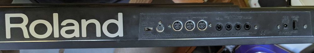 Продається професійний синтезатор Roland XP10.