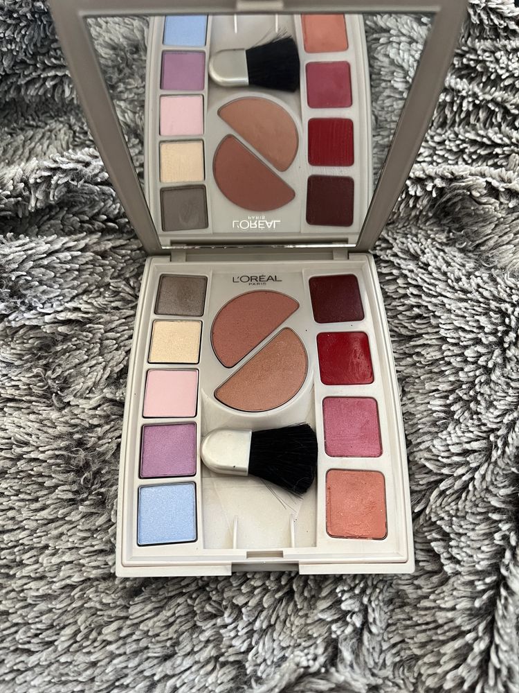 Paleta do makijażu cienie do powiek róż błyszczyk Loreal Paris