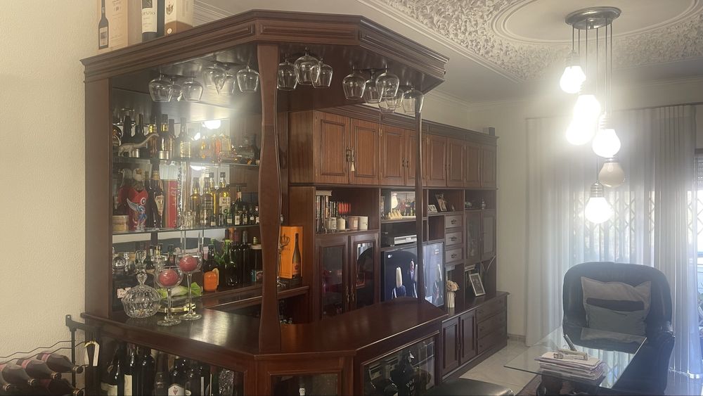 Vendemos movel de sala de estar em madeira com bar acoplado