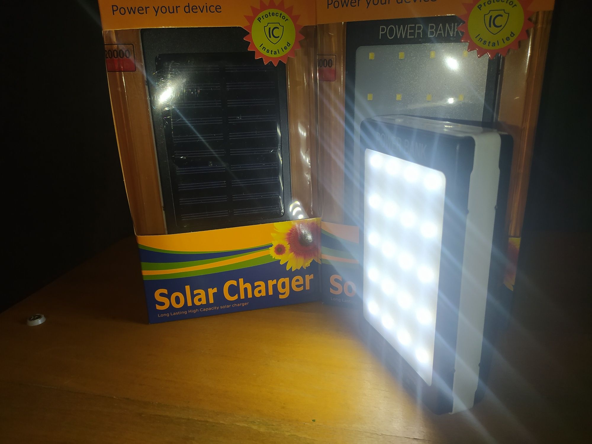 Павербанк Solar Charger 10000 mAh з ліхтариком і сонячною панеллю