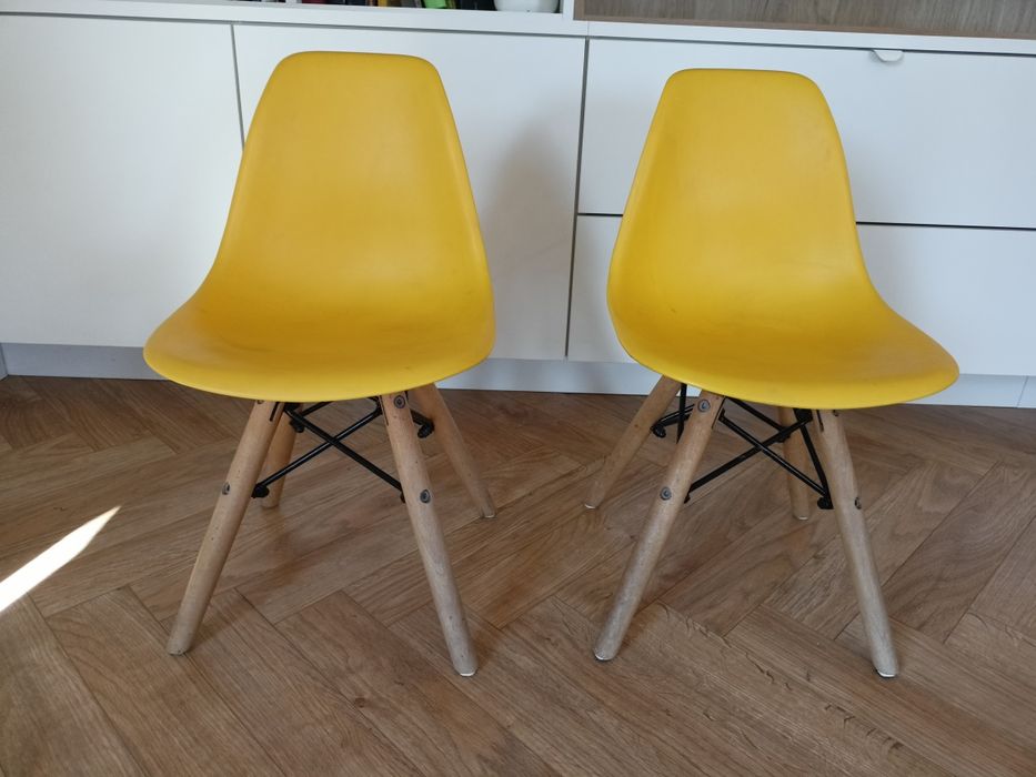 Dwa krzesła dziecięce skandynawskie
