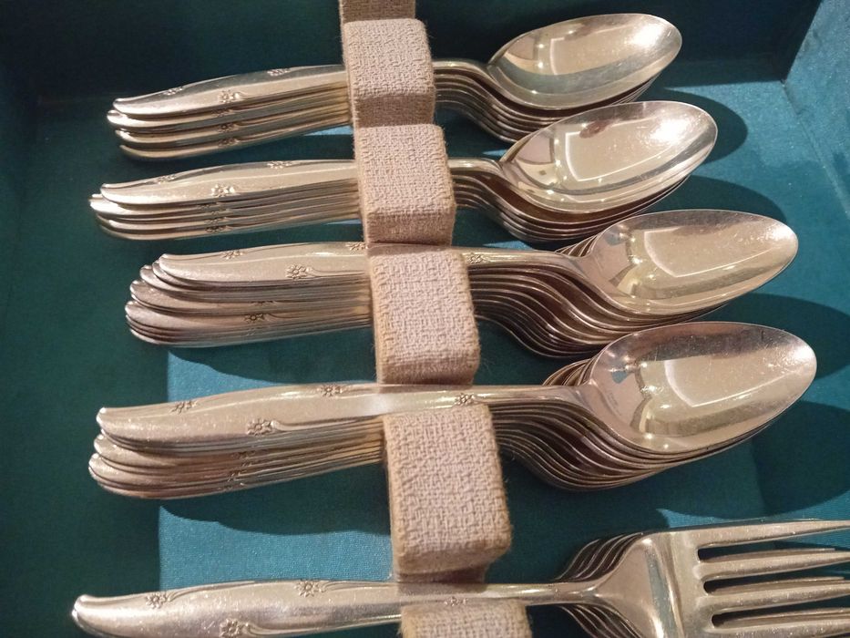 Sztućce Firmy 1847 Rogers Bros 77 sztuk