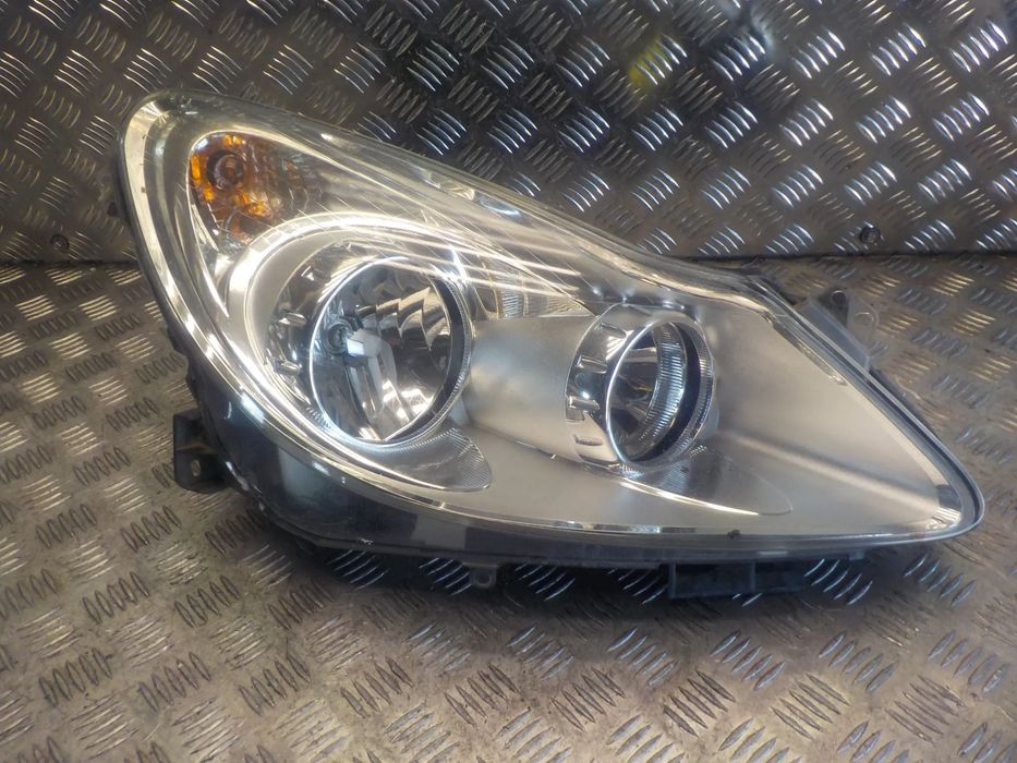 OPEL CORSA D LAMPA PRAWY PRZÓD UK