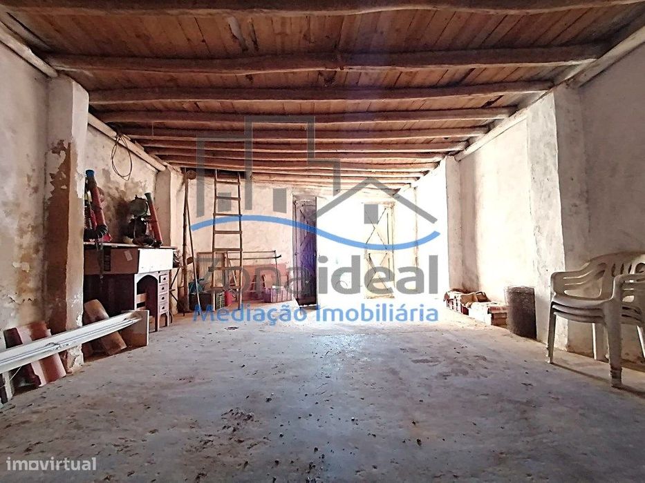 Armazém amplo, localizado no centro da Aldeia de Penafirme da Ventosa