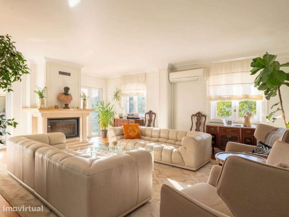 Moradia T6 com jardim e piscina no Estoril