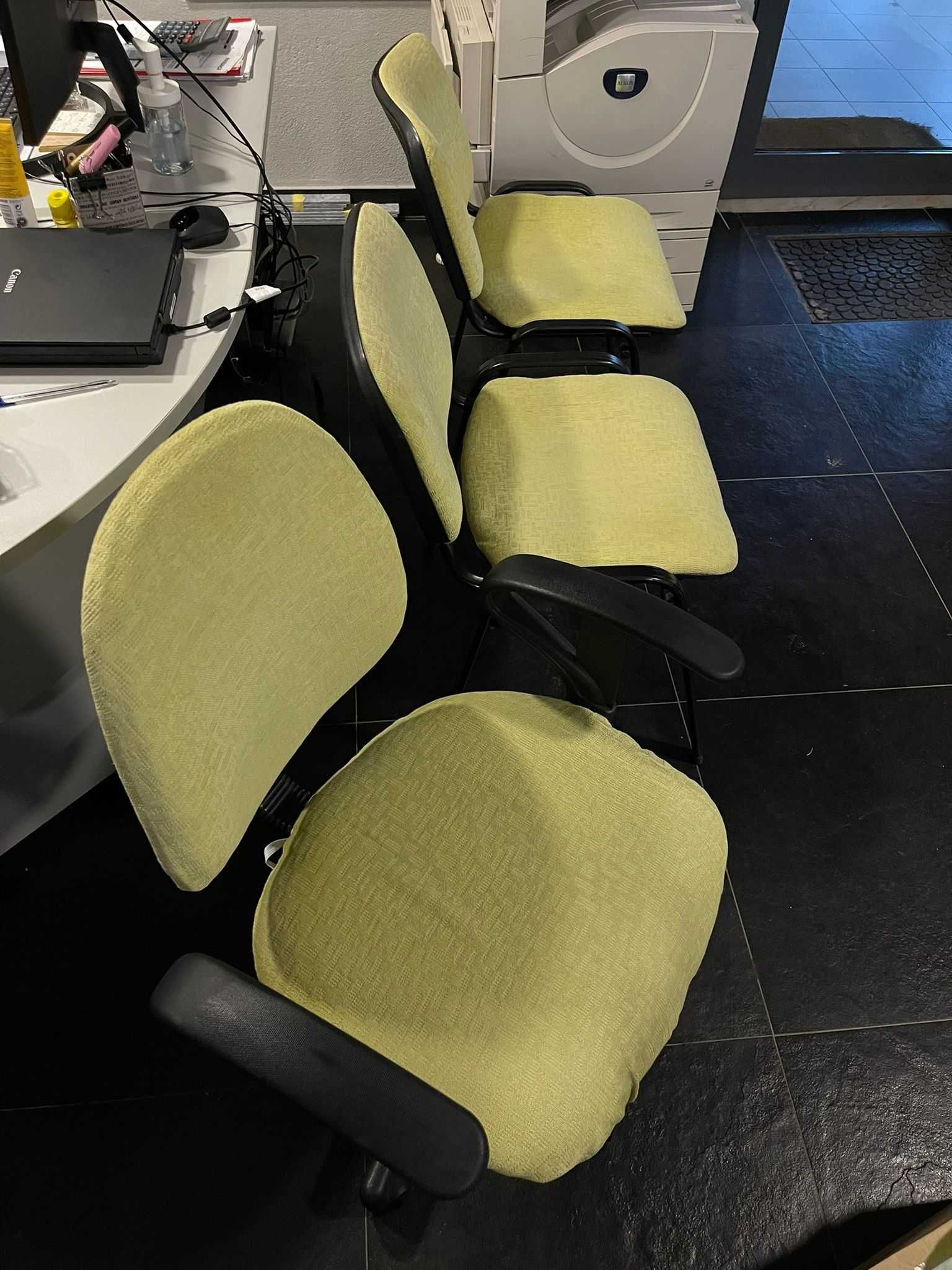 Conjunto de cadeiras escritório verdes
