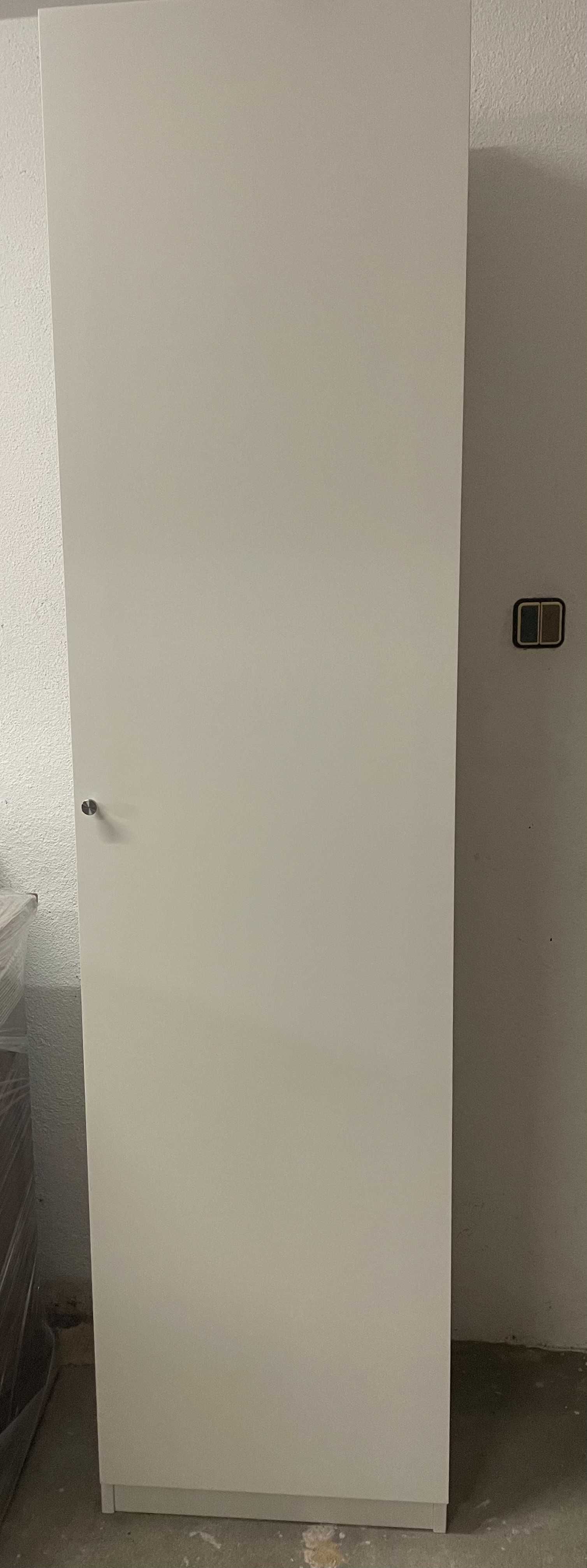 Movel arrumação com gavetas e prateleiras.